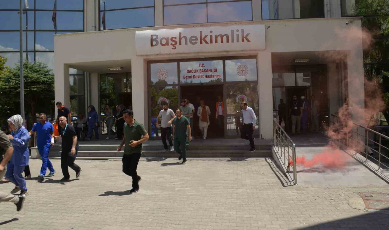 ADIYAMAN'IN BESNİ İLÇE DEVLET HASTANESİ'NDE, OLASI YANGIN VE ACİL DURUMLARA HAZIRLIK AMACIYLA...