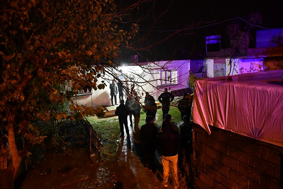 Adıyaman'ın Besni ilçesinde bir kişi, tartıştığı eşi ile bacanağını silahla vurarak öldürdü. İhbar...