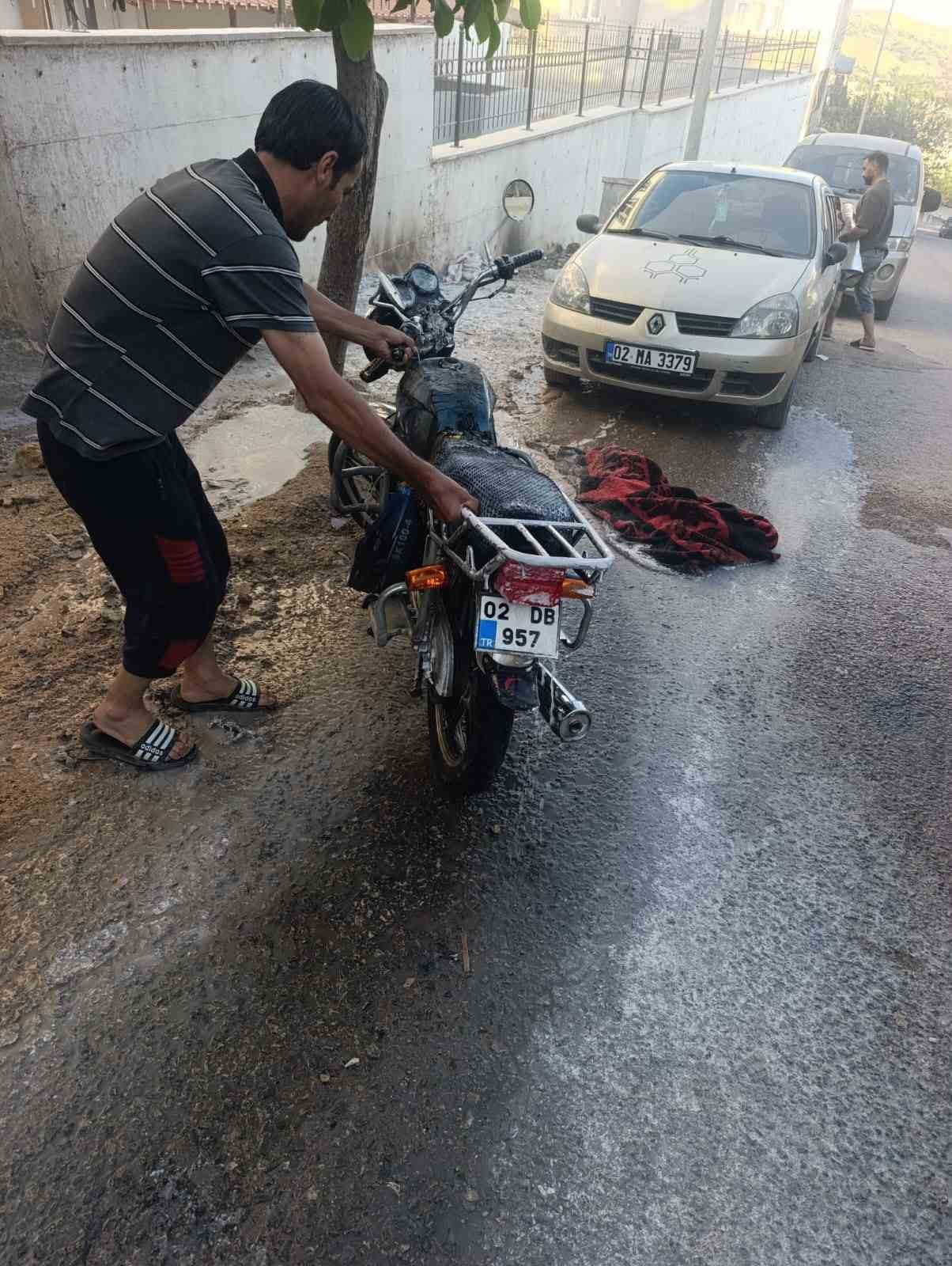 ADIYAMAN'IN BESNİ İLÇESİNDE ÇIKAN MOTOSİKLET YANGINI, İTFAİYE EKİPLERİNİN MÜDAHALESİYLE...