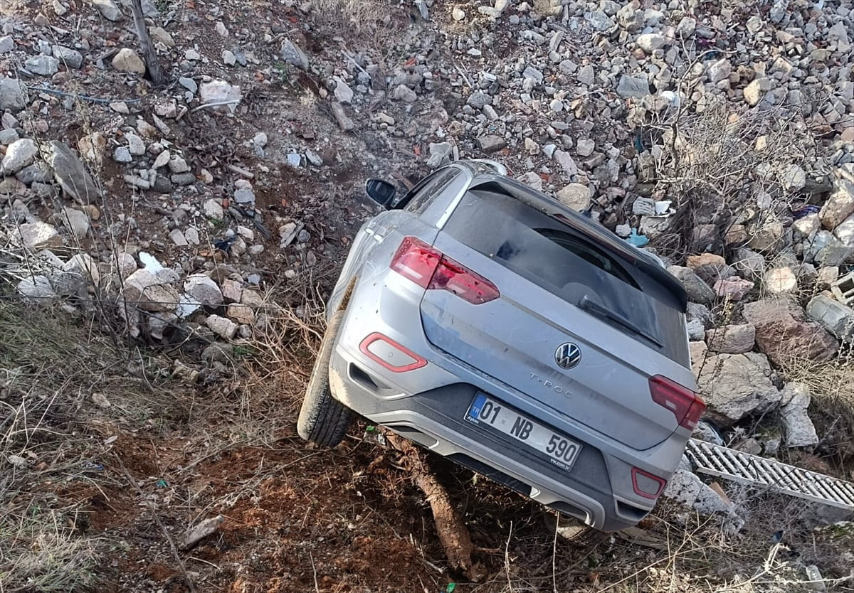 Adıyaman'ın Besni ilçesinde SUV tipi aracın şarampole devrilmesi sonucu 4 kişi yaralandı.