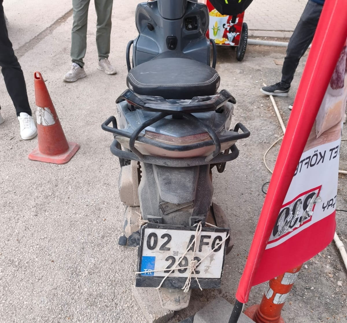 ADIYAMAN'IN GÖLBAŞI İLÇESİNDE DEVRİLEN MOTOSİKLETİN SÜRÜCÜSÜ YARALANDI.