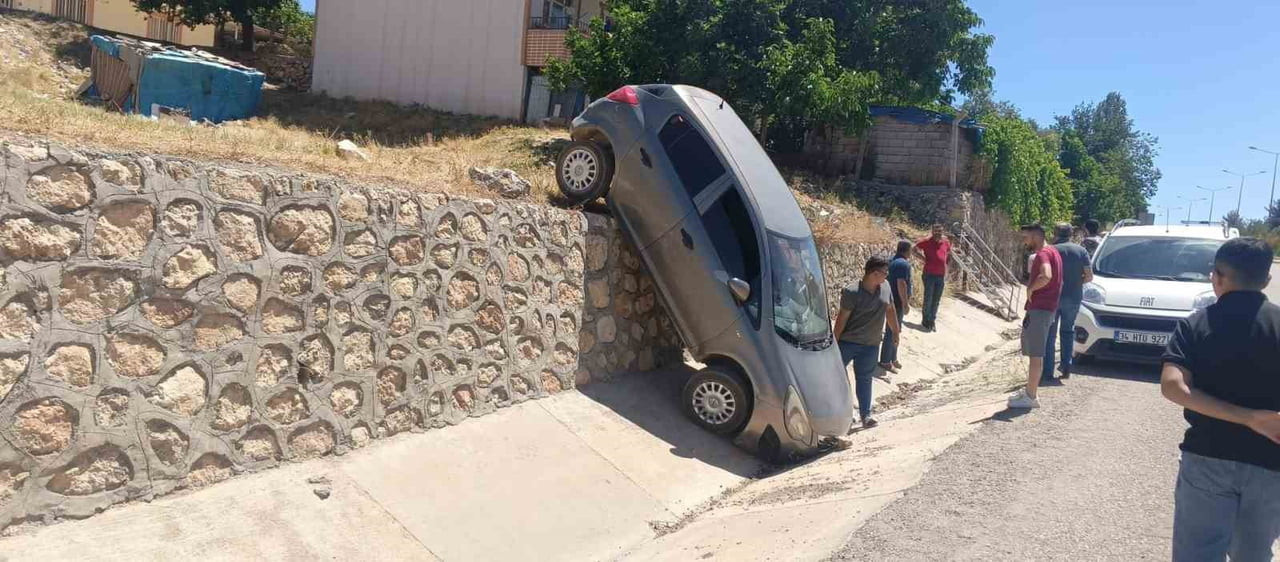 ADIYAMAN'IN GÖLBAŞI İLÇESİNDE EL FRENİ ÇEKİLMESİ UNUTULAN OTOMOBİLİN İSTİNAT DUVARINDAN DÜŞMESİ...
