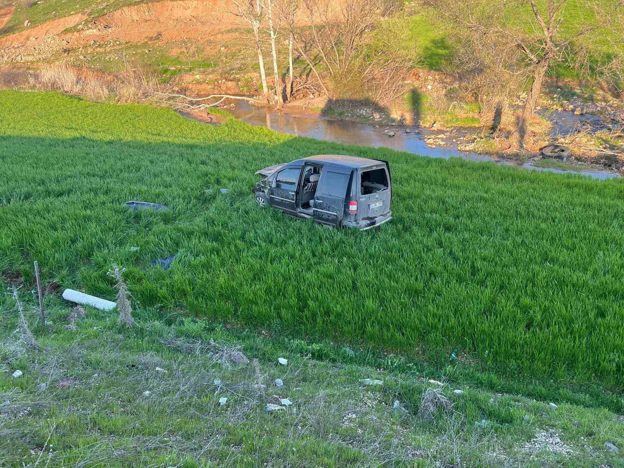 ADIYAMAN'IN GÖLBAŞI İLÇESİNDE KONTROLDEN ÇIKAN BİR HAFİF TİCARİ ARAÇ ŞARAMPOLE...
