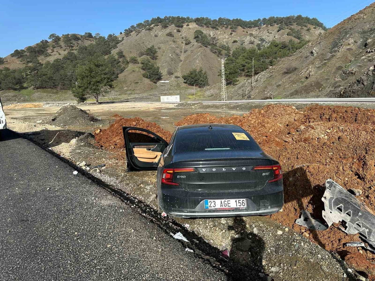 ADIYAMAN'IN GÖLBAŞI İLÇESİNDE OTOMOBİLİN ŞARAMPOLE GİRMESİ SONUCU 1 KİŞİ YARALANDI.