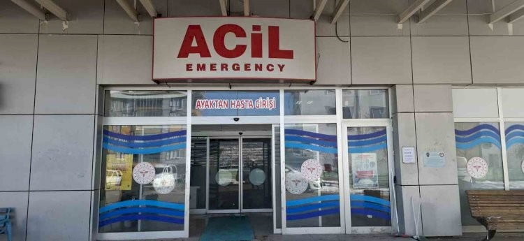 ADIYAMAN'IN GÖLBAŞI İLÇESİNDE, PARK HALİNDEKİ OTOMOBİLE BİSİKLETLE ÇARPAN ÇOCUK...