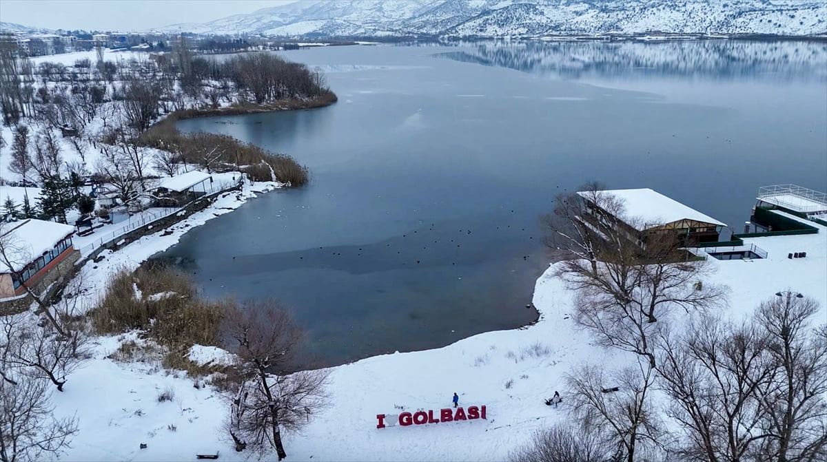 Adıyaman'ın Gölbaşı ilçesindeki "Gölbaşı Gölü", soğuk hava nedeniyle dondu.