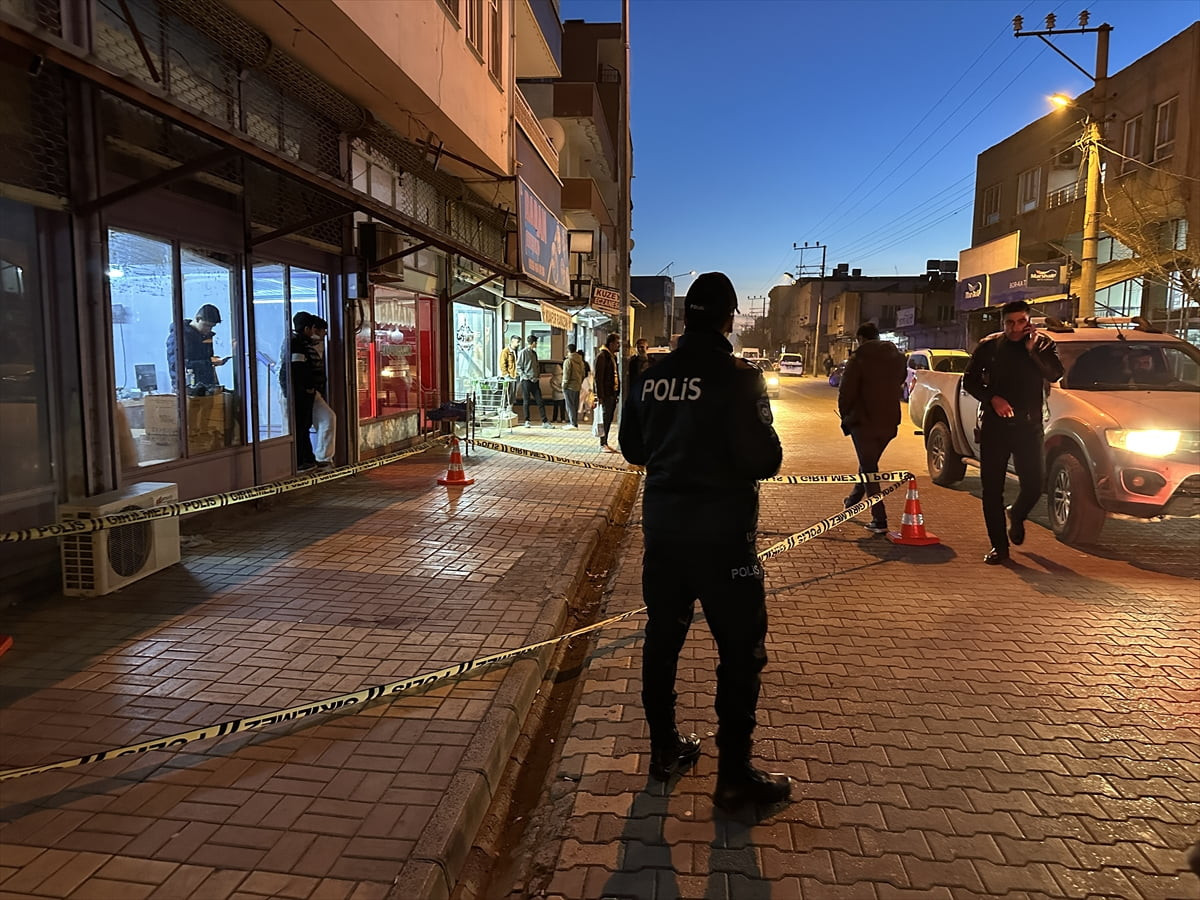 Adıyaman'ın Kahta ilçesinde, bir kişi tartıştığı eşini bıçaklayarak öldürdü. Bölgeye sağlık ve...