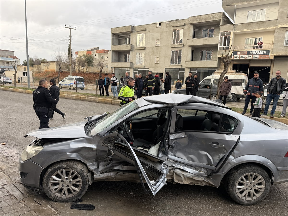 Adıyaman'ın Kahta ilçesinde bir otomobilin, park halindeki başka bir otomobile çarpması sonucu 3...