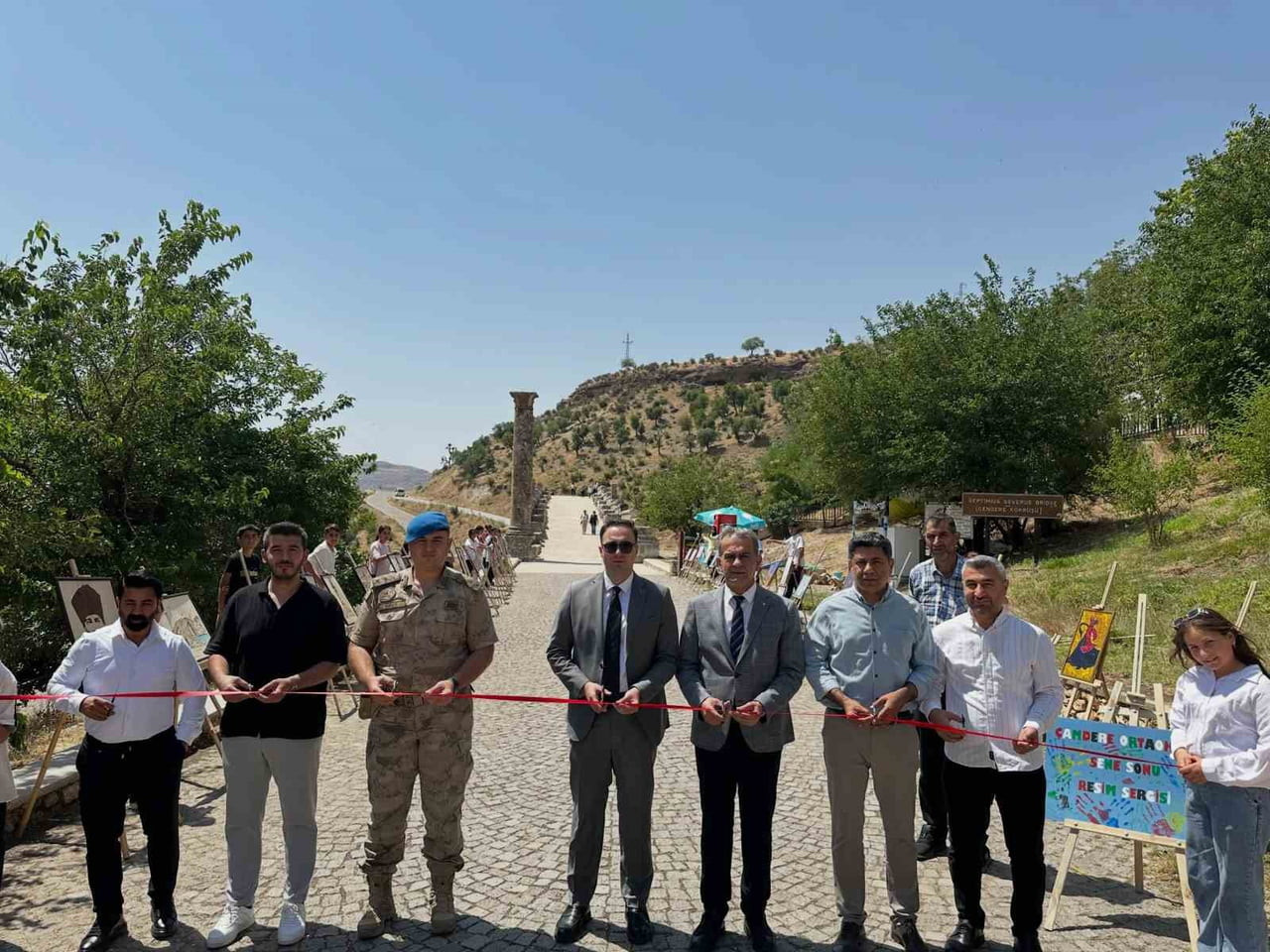 ADIYAMAN'IN KAHTA İLÇESİNDE BULUNAN TARİHİ CENDERE KÖPRÜSÜ ÜZERİNDE, ÇAMDERE ORTAOKULU TARAFINDAN...