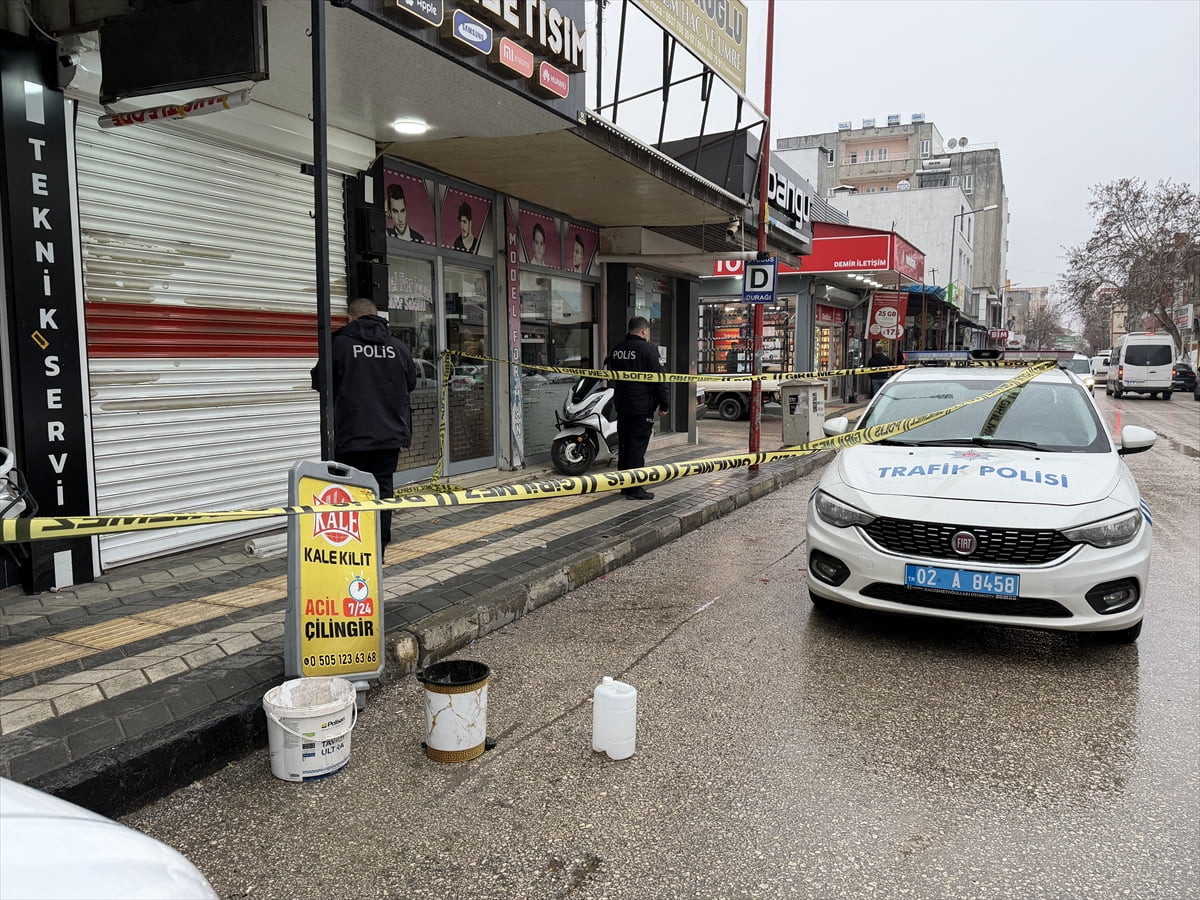 Adıyaman'ın Kahta ilçesinde iki grup arasında çıkan silahlı kavgada 4 kişi yaralandı. Olay yerine...