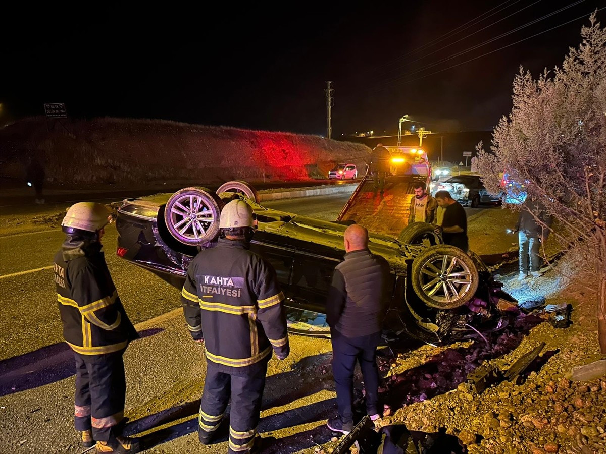 Adıyaman'ın Kahta ilçesinde iki otomobilin çarpışması sonucu 2 kişi yaralandı. Kaza yerine sağlık...
