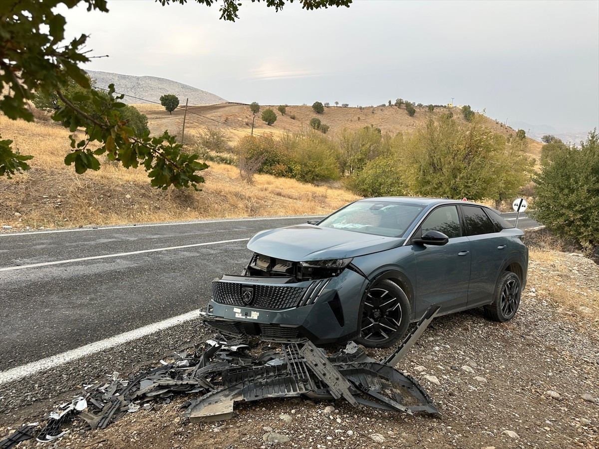 Adıyaman'ın Kahta ilçesinde iki otomobilin çarpışması sonucu 9 kişi yaralandı.