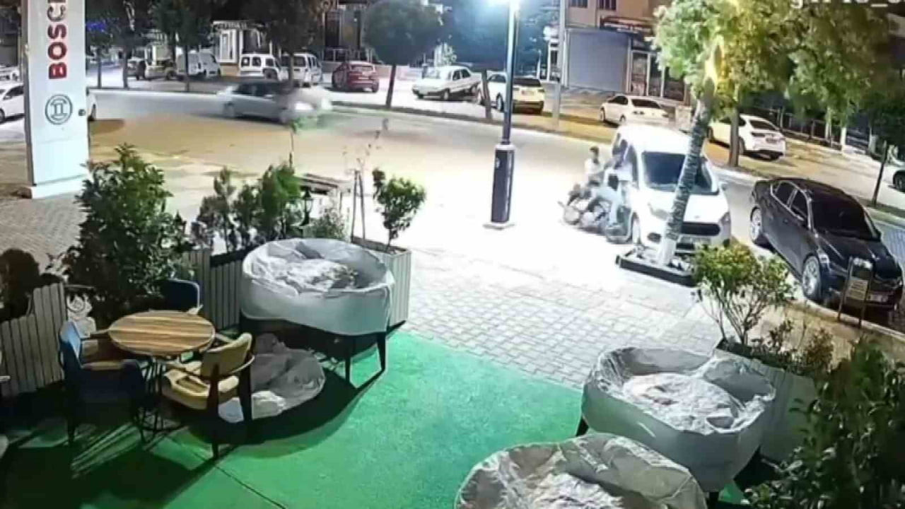 ADIYAMAN'IN KAHTA İLÇESİNDE KONTROLDEN ÇIKAN BİR MOTOSİKLETİN HAFİF TİCARİ ARACA ÇARPMA ANI...