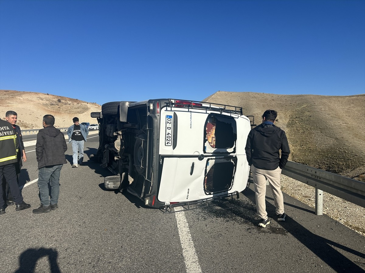 Adıyaman'ın Kahta ilçesinde minibüsle otomobilin çarpışması sonucu 4 kişi yaralandı.