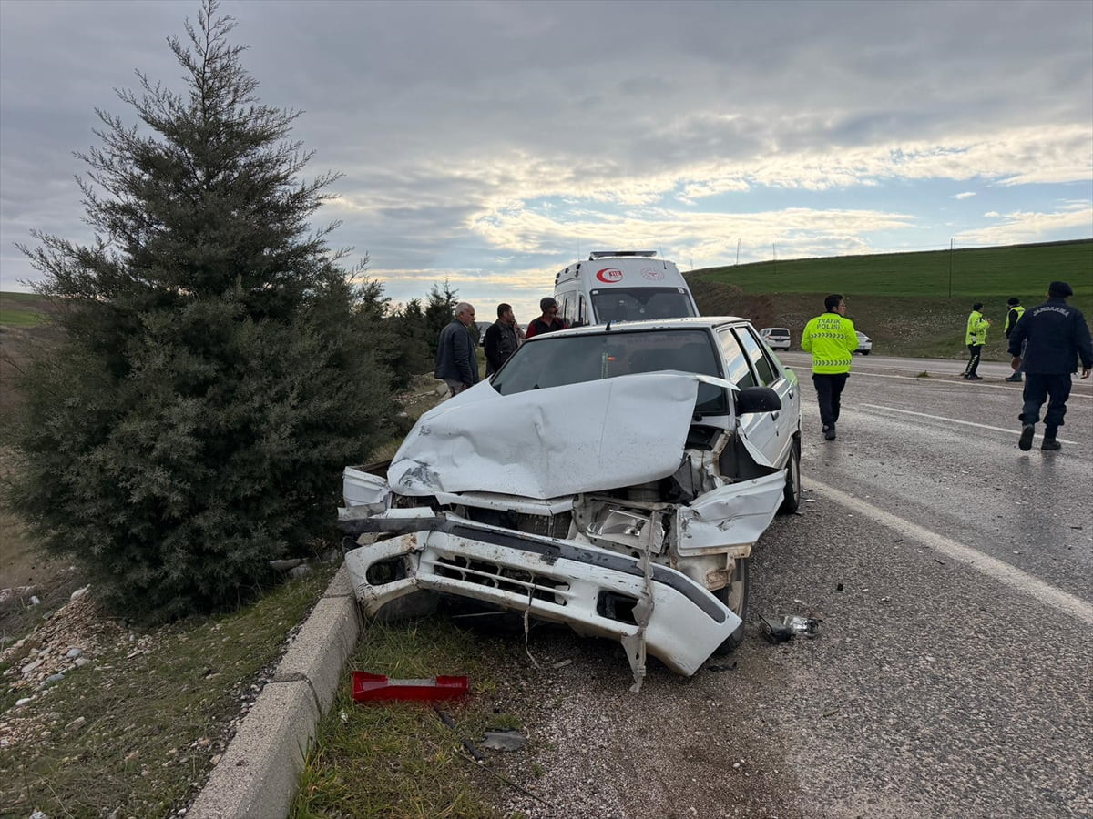 Adıyaman'ın Kahta ilçesinde otomobil ile hafif ticari aracın çarpışması sonucu 5 kişi...