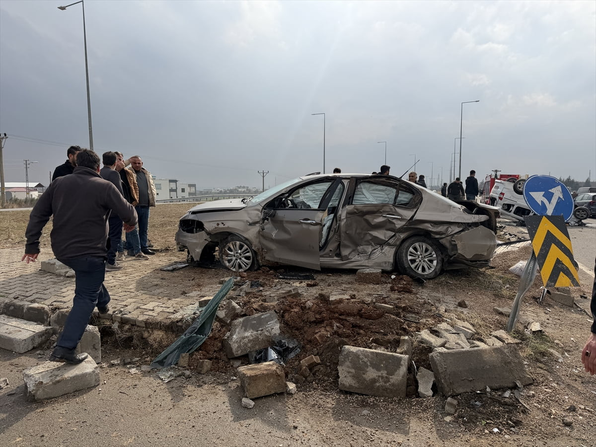 Adıyaman'ın Kahta ilçesinde otomobil ile hafif ticari aracın çarpışması sonucu 6 kişi yaralandı....