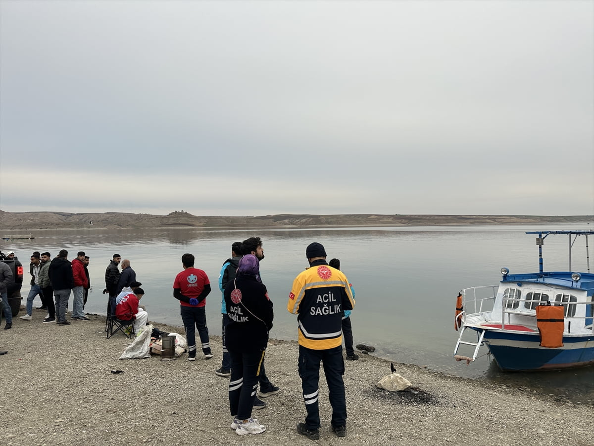 Adıyaman'ın Kahta ilçesinde, şişme botun alabora olması sonucu Atatürk Baraj Göleti'ne düşen 4...