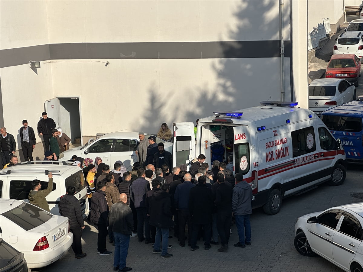 Adıyaman'ın Kahta ilçesinde, şişme botun alabora olması sonucu Atatürk Baraj Göleti'ne düşen...