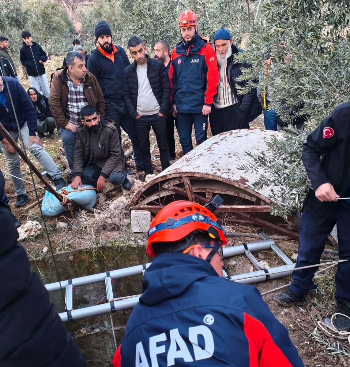 Adıyaman'ın Kahta ilçesinde su kuyusuna düşen kişi itfaiye ekiplerince kurtarıldı.