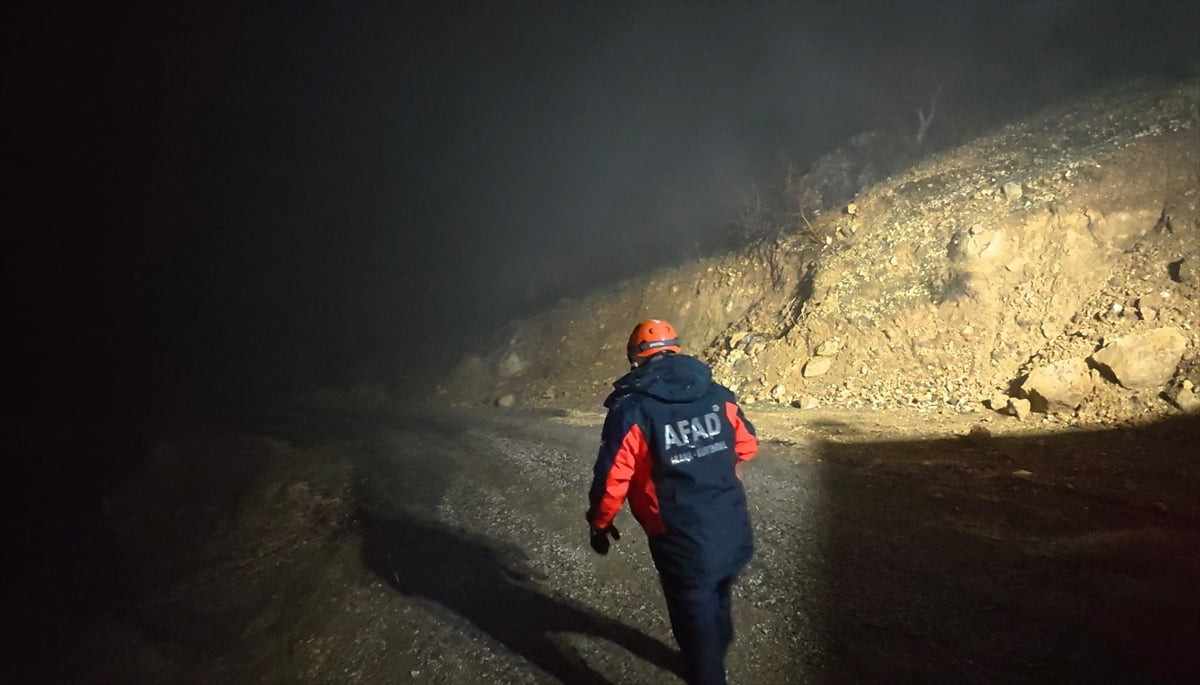 Adıyaman'ın Tut ilçesinde heyelan nedeniyle 2 ev tahliye edildi. AFAD ekipleri bölgeye sevk...