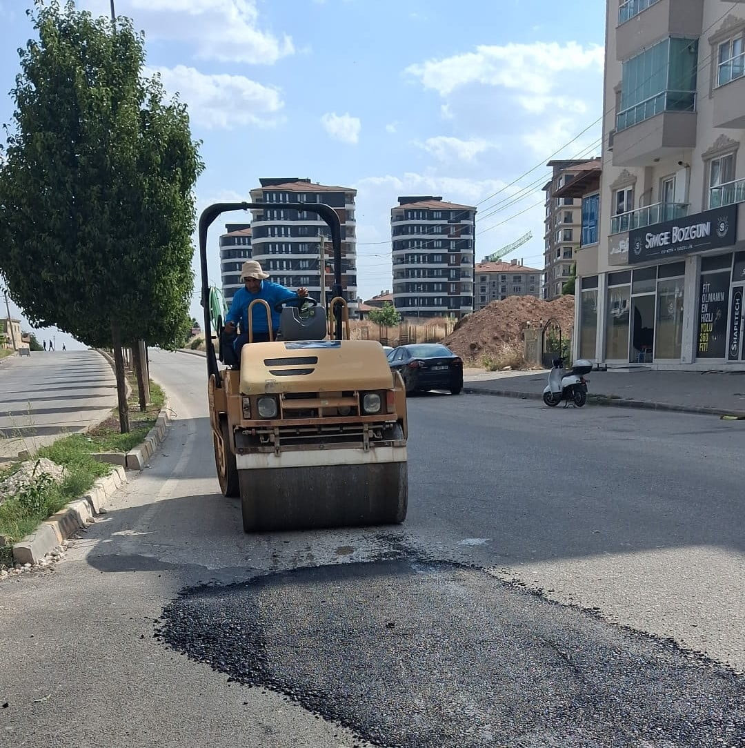ADIYAMAN’DA ANA YOL ORTASINDA BULUNAN VE KAZALARA DAVETİYE ÇIKARAN ÇUKUR, BELEDİYE EKİPLERİNCE...