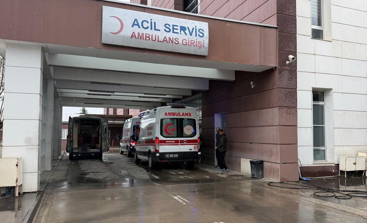 ADIYAMAN’DA, BİR BİNANIN 4.KATINDAN ATLAYAN GENÇ KIZ, 2.KATIN BALKONUNDAKİ ÇAMAŞIR İPLERİNE...