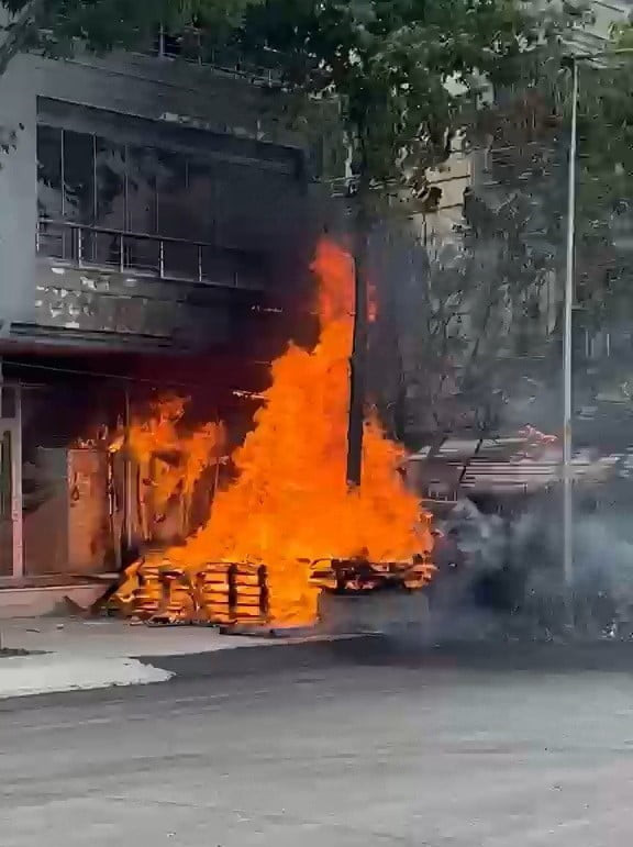 ADIYAMAN’DA, BİR BİNANIN ÖNÜNDE ÇIKAN YANGINDA 5 KİŞİ DUMANDAN ETKİLENDİ.