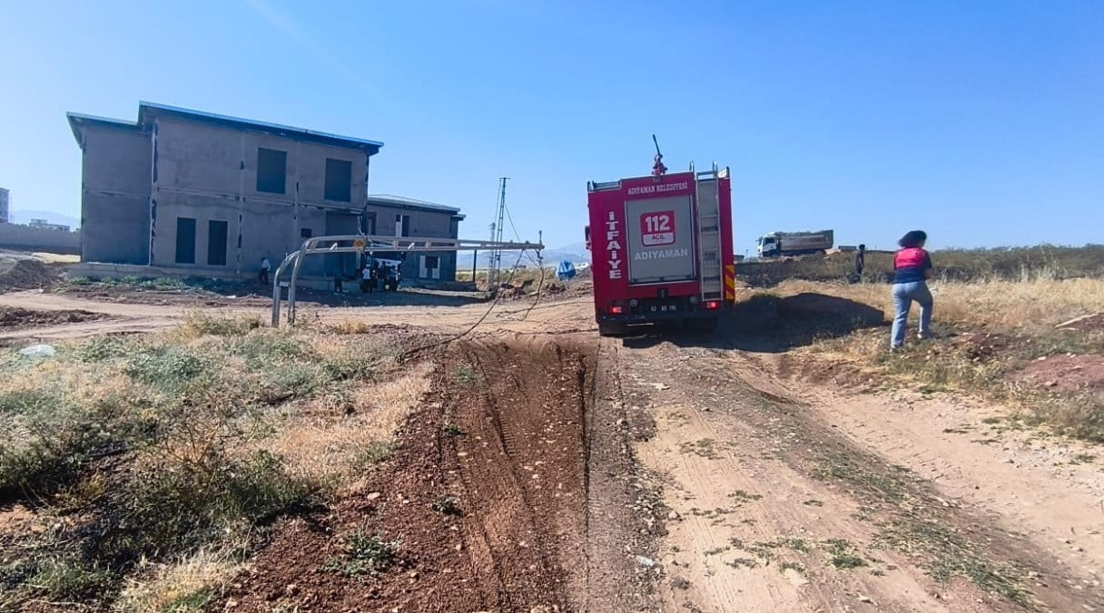 ADIYAMAN’DA BİR HAFRİYAT KAMYONUNA TAKILARAK KOPAN ELEKTRİK TELLERİ YANGINA NEDEN OLDU.