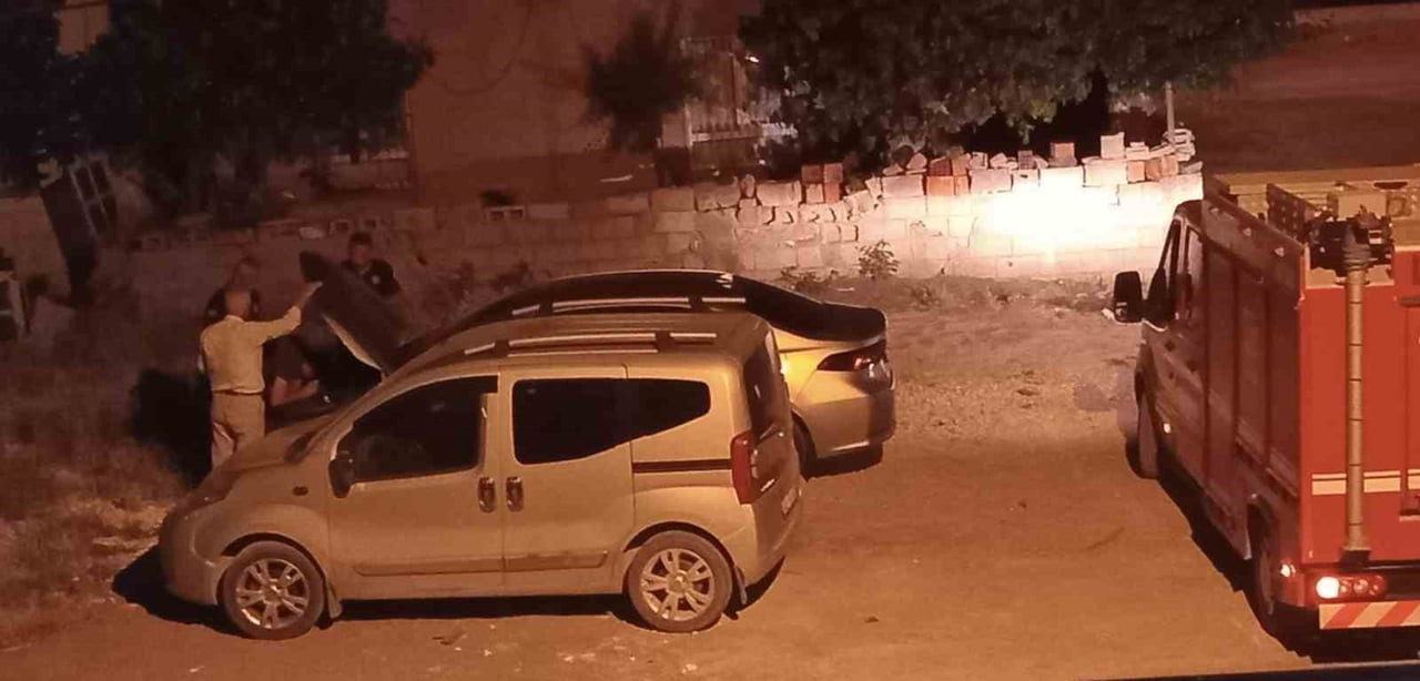 ADIYAMAN’DA, BİR OTOMOBİLİN MOTOR KISMINA GİREREK SIKIŞAN KEDİ, İTFAİYE EKİPLERİNCE...