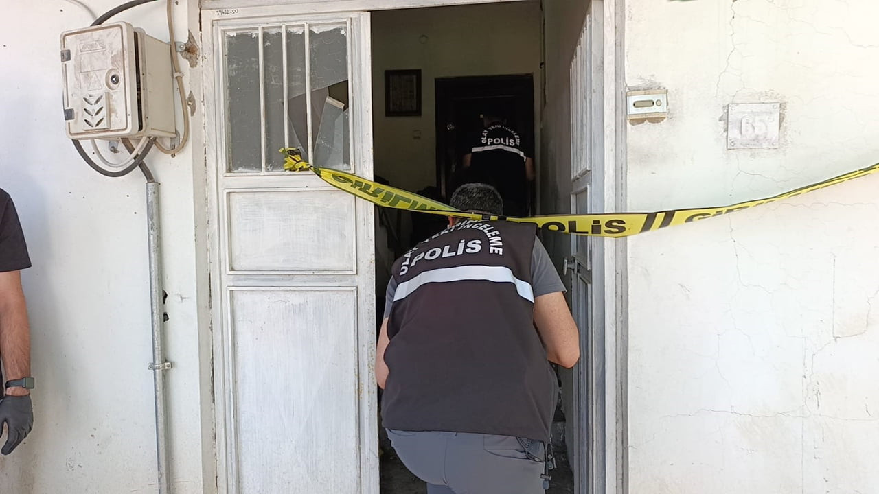 ADIYAMAN’DA BİR POLİS MEMURU KALDIĞI ARKADAŞININ EVİNDE ÖLÜ BULUNDU.