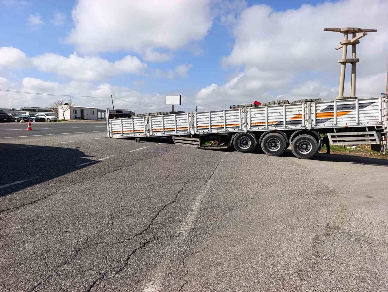 ADIYAMAN’DA, ÇEKİCİSİNDEN KOPAN TIR DORSESİ YOLU TRAFİĞE KAPATTI.