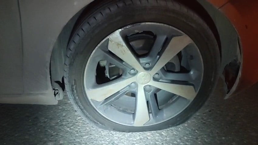 ADIYAMAN’DA, ÇUKURA GİREN BİR OTOMOBİLİN LASTİKLERİ PATLAYARAK ZARAR GÖRDÜ.