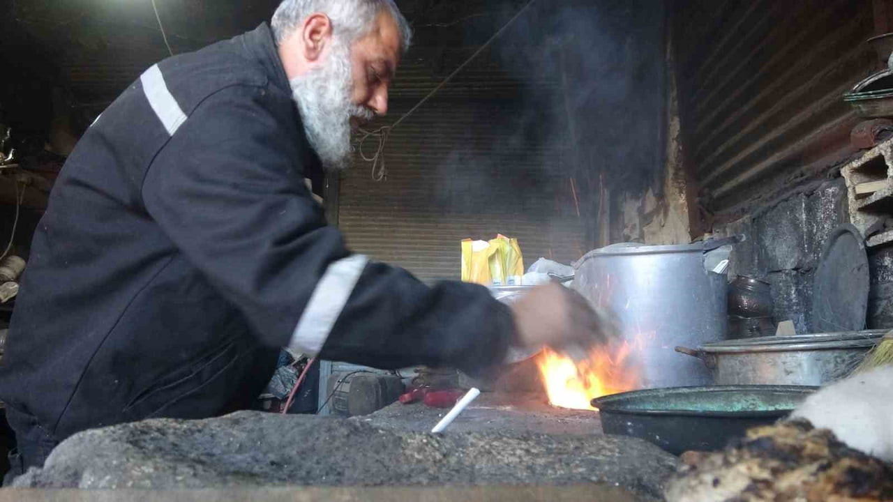 ADIYAMAN’DA DEDEDEN TORUNA MİRAS KALAN KALAYCILIK MESLEĞİNİ SÜRDÜREN KENTTEKİ SON USTA, GELİŞEN...