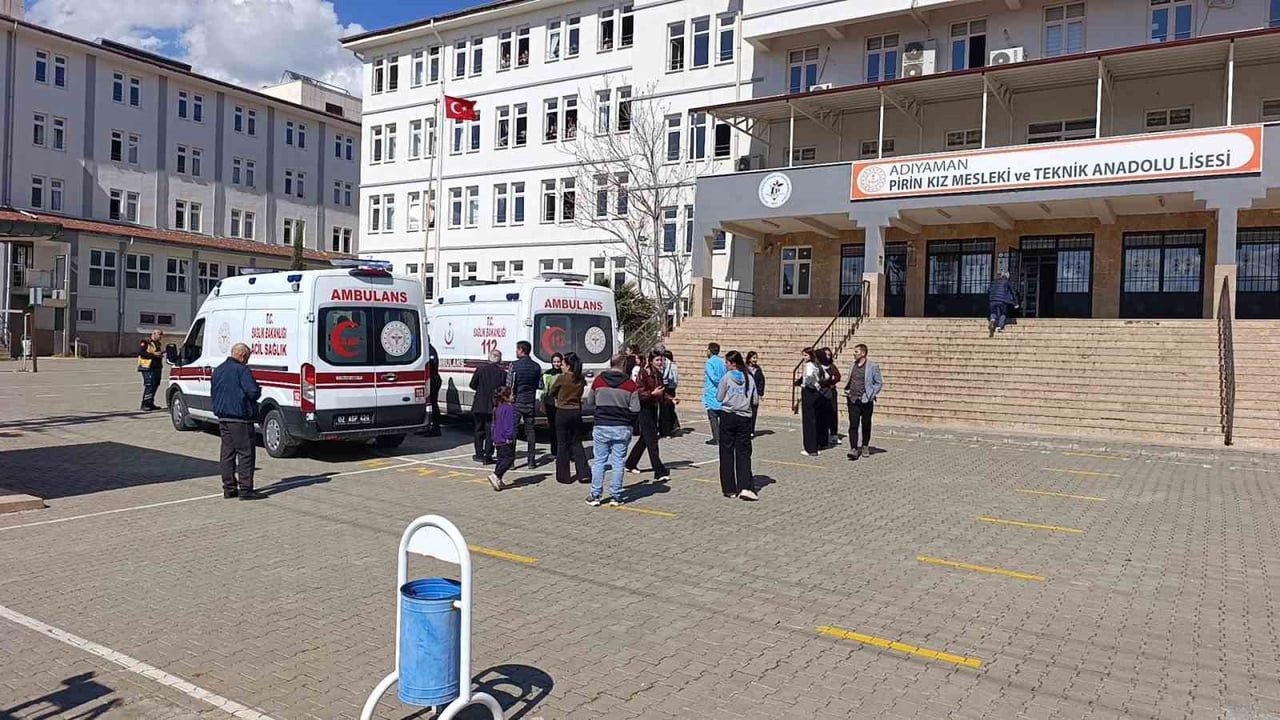 ADIYAMAN’DA EVDEN GETİRDİKLERİ YİYECEKLERİ TÜKETTİKTEN SONRA RAHATSIZLANAN 3 ÖĞRENCİ HASTANEYE...