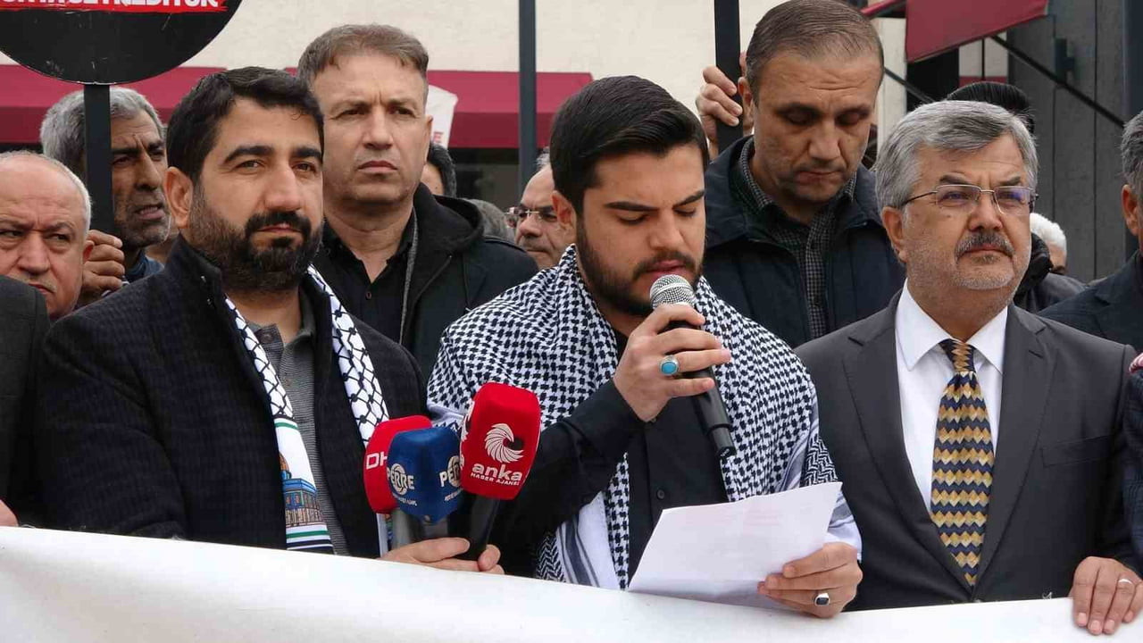 ADIYAMAN’DA FİLİSTİN DAYANIŞMA PLATFORMU ÖNCÜLÜĞÜNDE BİR ARAYA GELEN VATANDAŞLAR, İSRAİL’İN...