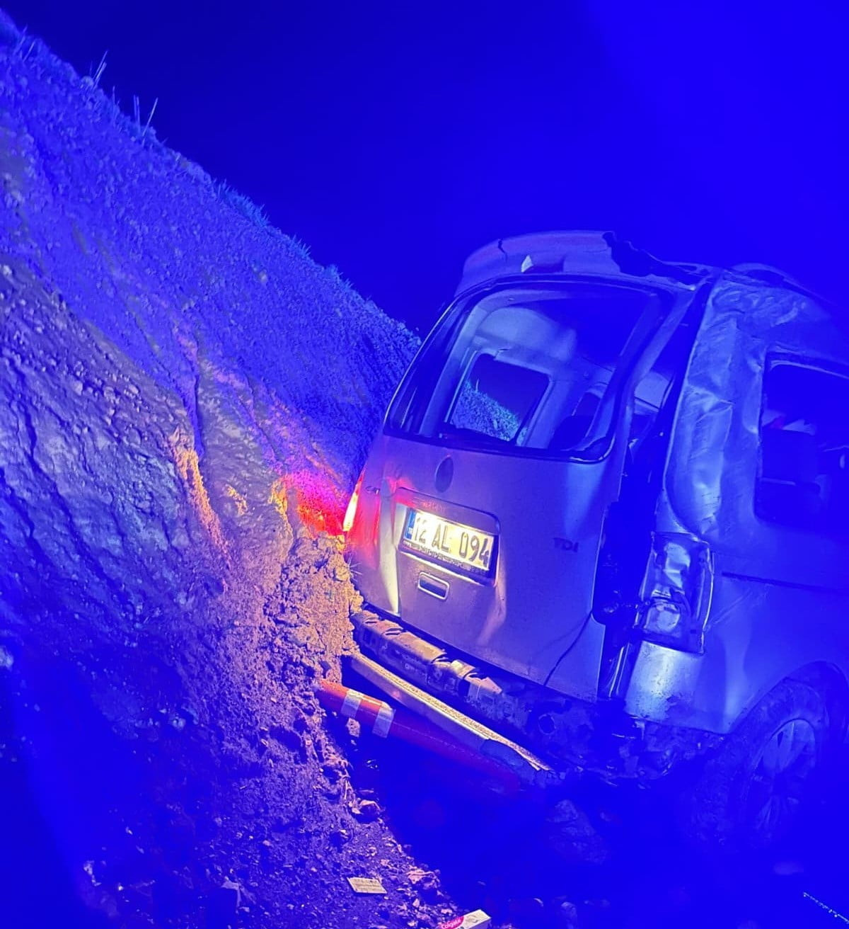 ADIYAMAN’DA, HAFİF TİCARİ ARACIN ŞARAMPOLE YUVARLANMASI SONUCU 2 KİŞİ YARALANDI.