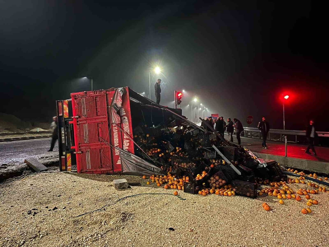 ADIYAMAN’DA, İKİ MİNİBÜS VE BİR KAMYONUN ÇARPIŞMASI SONUCU 4 KİŞİ YARALANDI.