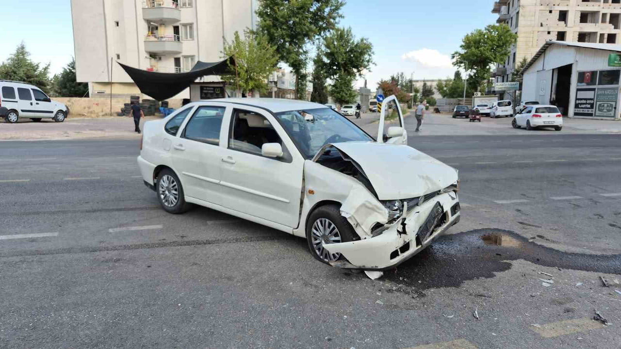 ADIYAMAN’DA İKİ OTOMOBİLİN ÇARPIŞMASI SONUCU 1’İ AĞIR 3 KİŞİ YARALANDI.