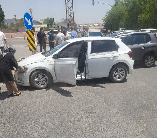 ADIYAMAN’DA İKİ OTOMOBİLİN ÇARPIŞMASI SONUCU MEYDANA GELEN KAZADA 1 KİŞİ YARALANDI.