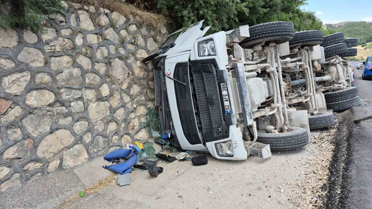 ADIYAMAN’DA, KONTROLDEN ÇIKAN BETON MİKSERİNİN DEVRİLMESİ SONUCU 1 KİŞİ AĞIR YARALANDI.
