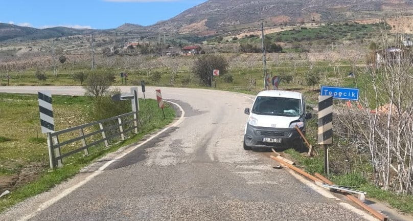 ADIYAMAN’DA KONTROLDEN ÇIKAN BİR HAFİF TİCARİ ARAÇ KÖPRÜ DEMİRLERİNİN SAPLANMASI SONUCU...