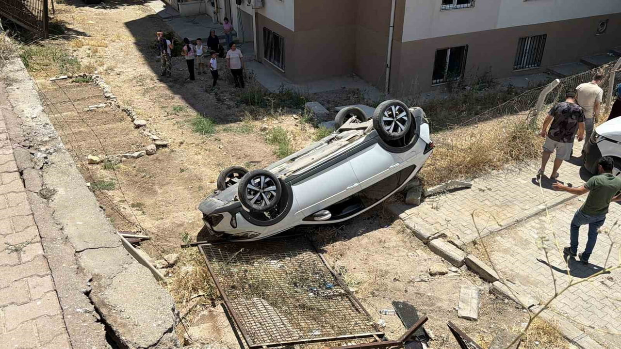 ADIYAMAN’DA KONTROLDEN ÇIKAN BİR OTOMOBİL, KARAYOLUNDAN SİTE BAHÇESİNE DÜŞTÜ.