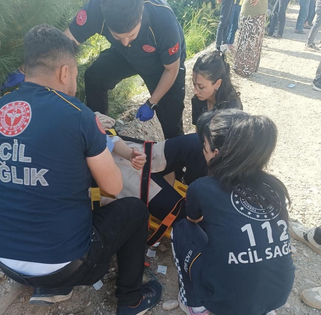 ADIYAMAN’DA, KONTROLDEN ÇIKAN OTOMOBİLİN TAKLA ATMASI SONUCU 2 KİŞİ YARALANDI.