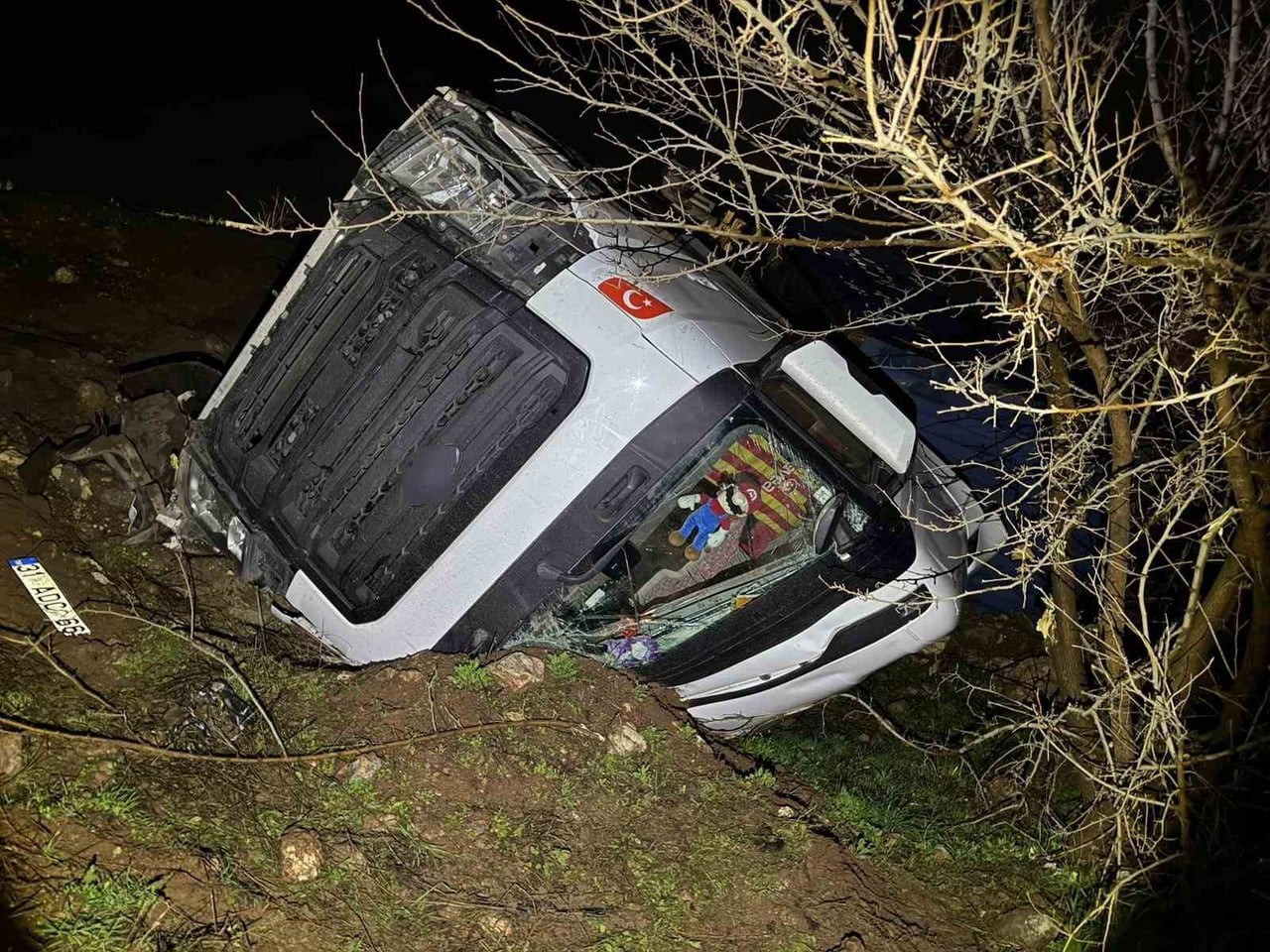 ADIYAMAN’DA, KONTROLDEN ÇIKAN TIRIN ŞARAMPOLE YUVARLANMASI SONUCU 1 KİŞİ YARALANDI.