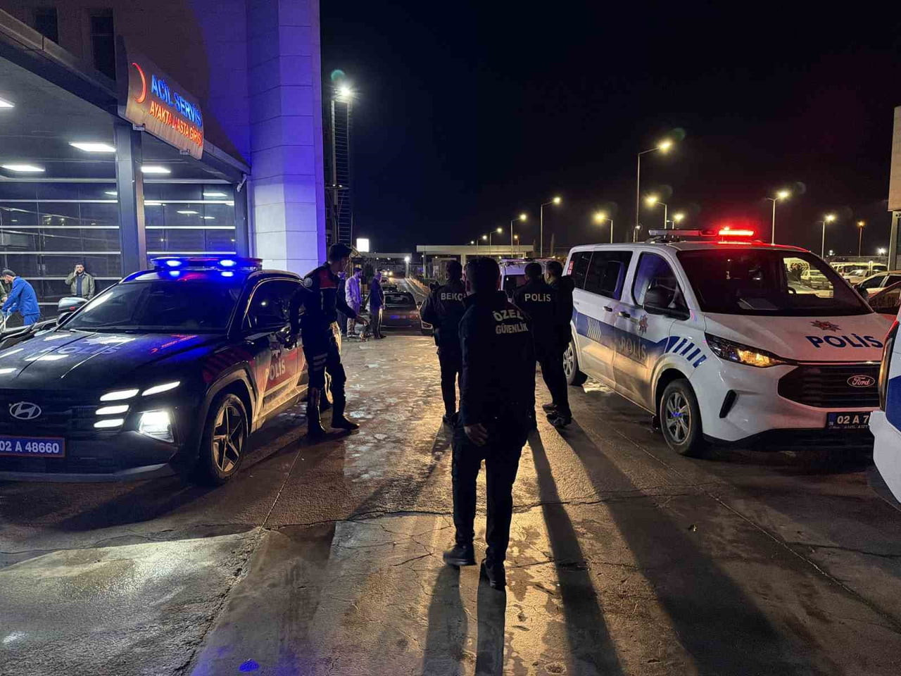 ADIYAMAN’DA MEYDANA GELEN TRAFİK KAZASI SONRASI HASTANEDE TEDAVİ GÖREN YARALILARIN YAKINLARI...