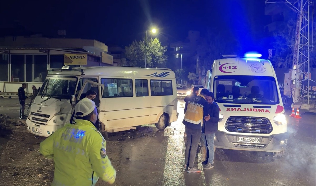 Adıyaman’da minibüs ile otomobilin çarpışması sonucu 3 kişi yaralandı.