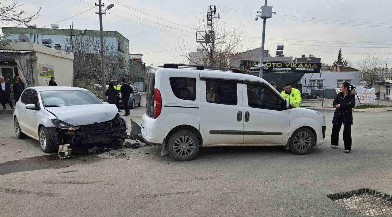 ADIYAMAN’DA, OTOMOBİL İLE HAFİF TİCARİ ARACIN ÇARPIŞMASI SONUCU MEYDANA GELEN KAZADA 1 KİŞİ...