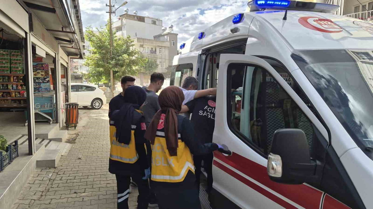 ADIYAMAN’DA OTOMOBİL İLE MOTOSİKLETİN ÇARPIŞMASI SONUCU MEYDANA GELEN KAZADA 1 KİŞİ YARALANDI....