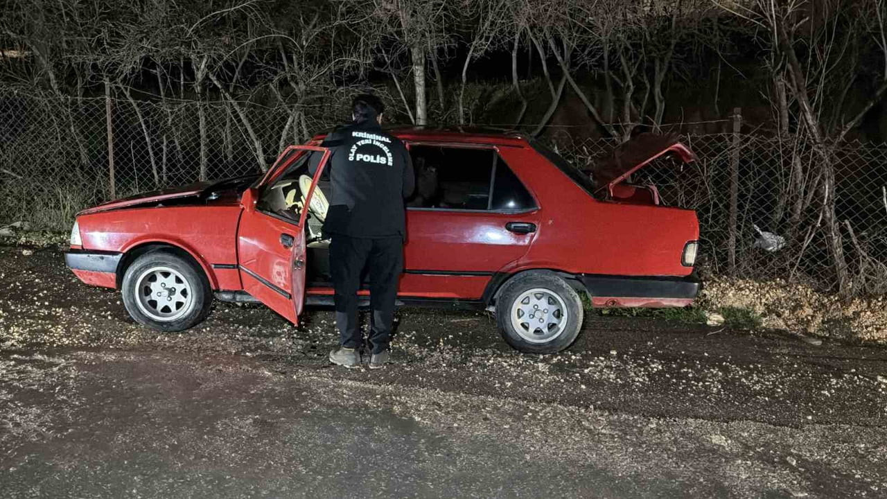 ADIYAMAN’DA PARK HALİNDE OLAN BİR OTOMOBİL KUNDAKLANARAK YAKILDI.