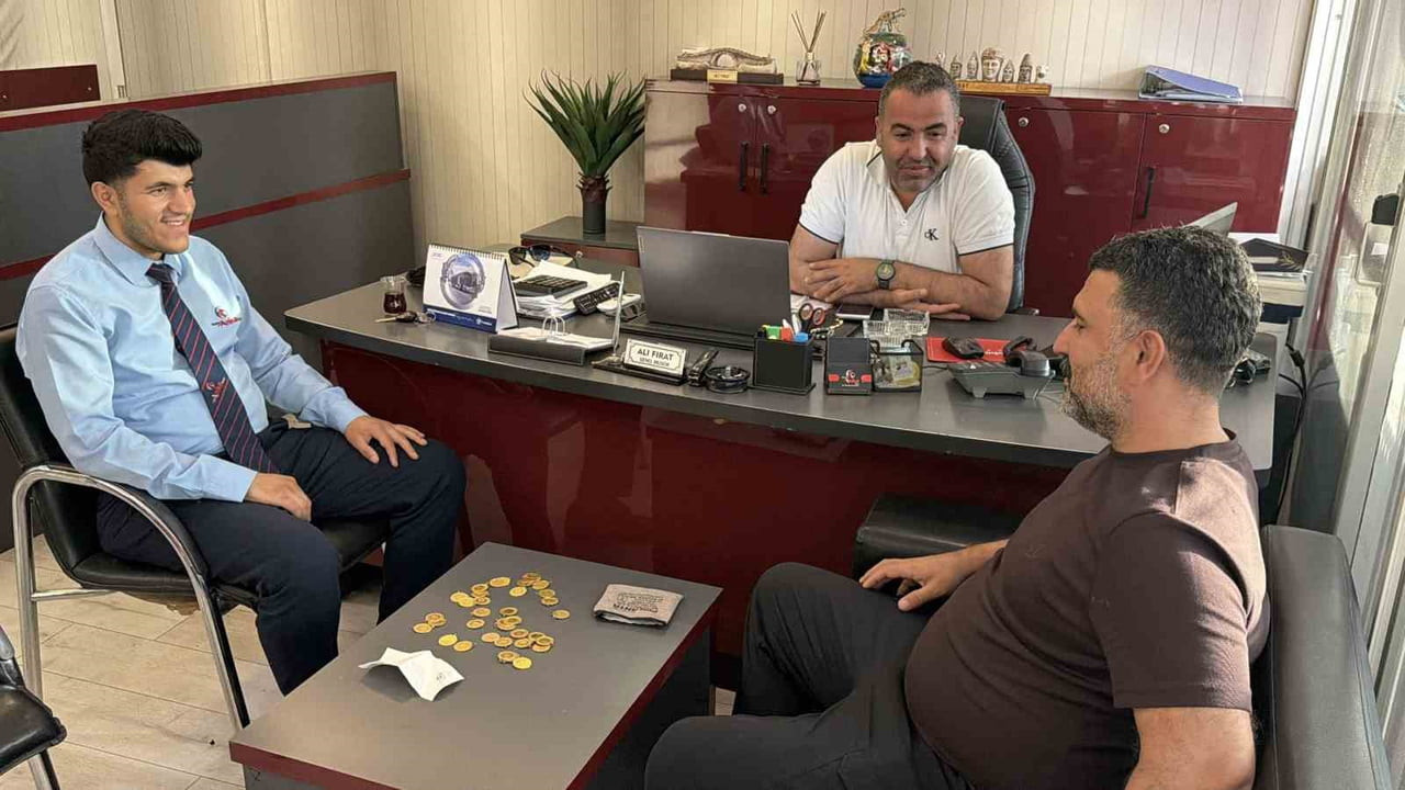 ADIYAMAN’DA, ŞEHİRLERARASI YOLCU OTOBÜSÜNDE MUAVİNLİK YAPAN KADİR ÖDEMİŞ, BULDUĞU 4,5 MİLYON TL’Yİ...